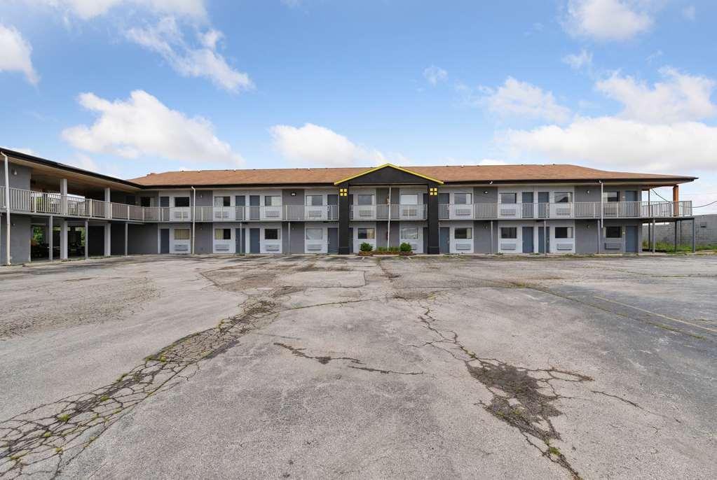Super 8 By Wyndham Millbury/Toledo Hotel Exterior photo