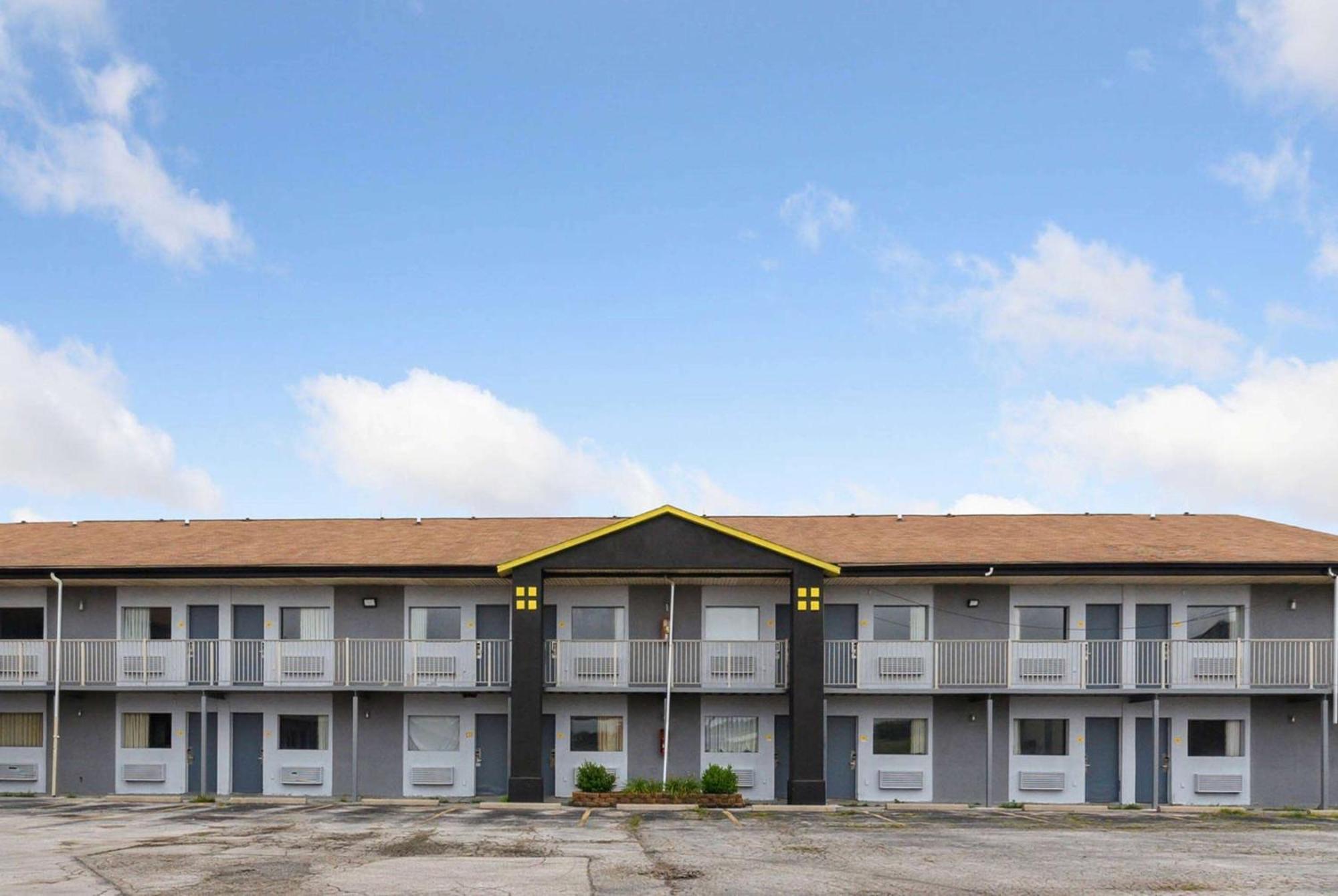 Super 8 By Wyndham Millbury/Toledo Hotel Exterior photo