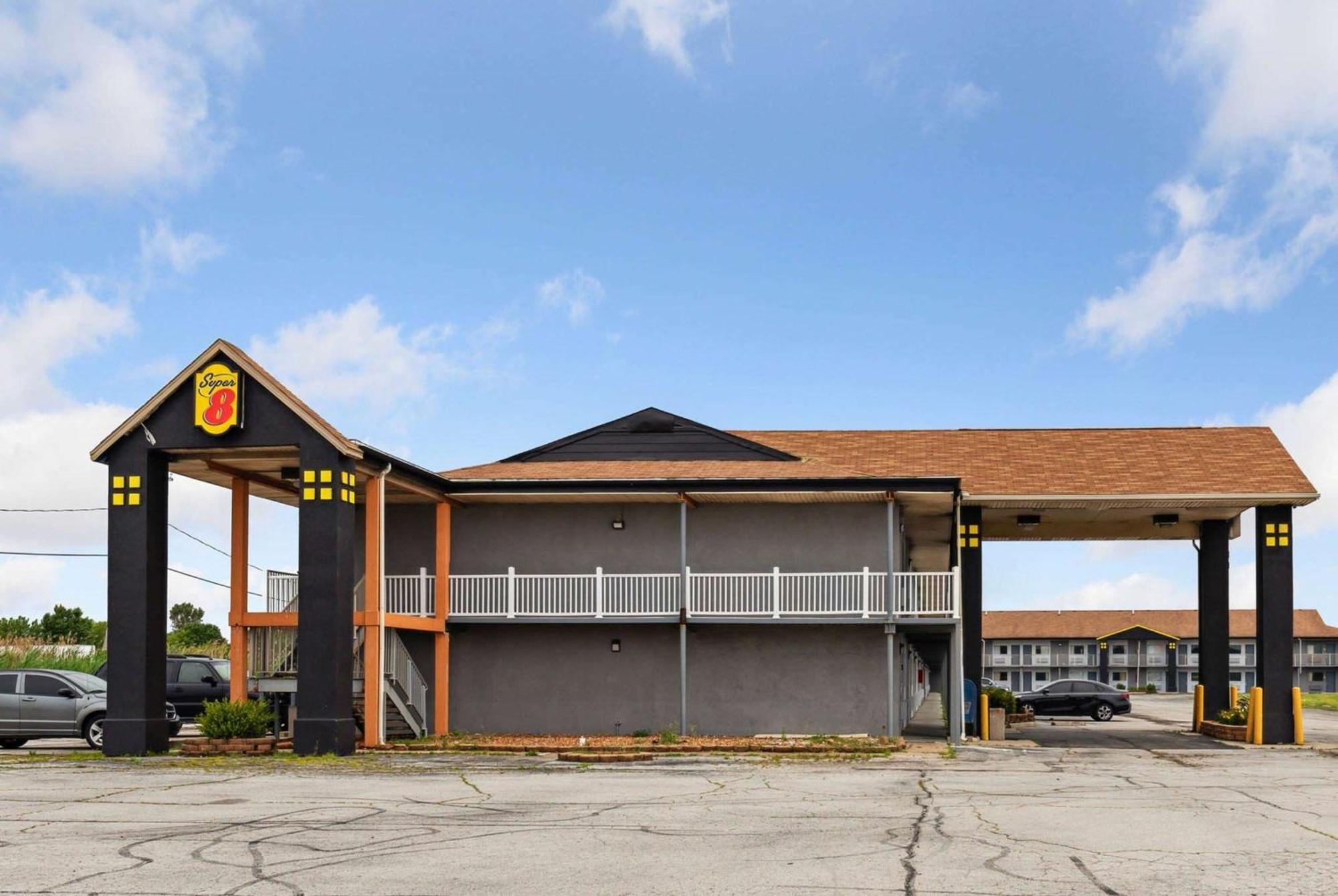 Super 8 By Wyndham Millbury/Toledo Hotel Exterior photo