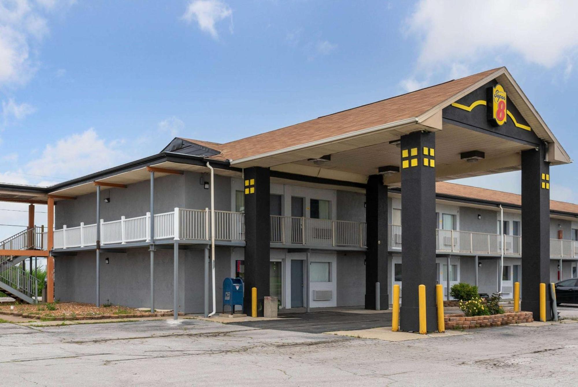 Super 8 By Wyndham Millbury/Toledo Hotel Exterior photo
